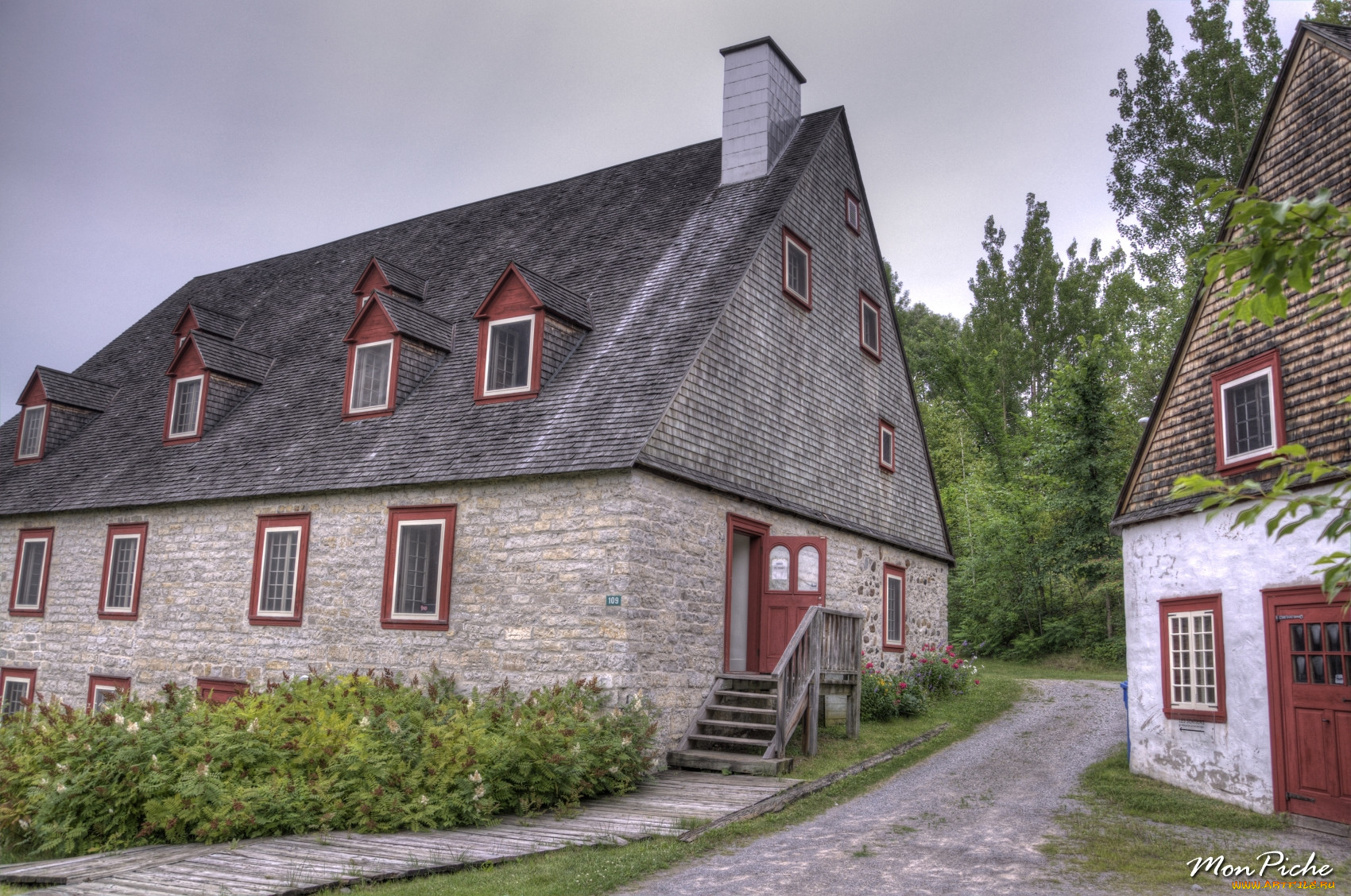 Build cottage. Канадская деревня. Квебек дома. Дома в Квебеке Канада. Канадские деревни фото.